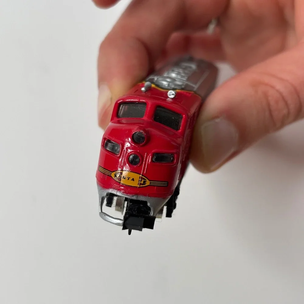 N-Scale Bachmann Santa Fe F7-A Dummy Non-Powered Diesel Locomotive #215‎ Train